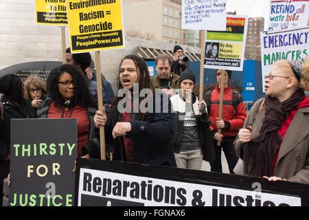 Harlem, New York, USA. 21 février 2016. Militante pour la justice sociale Colin aborde le rassemblement en solidarité avec le peuple de Flint (Michigan) tenue à l'argile d'Adam Powell Jr. State Office Building à Harlem. Banque D'Images