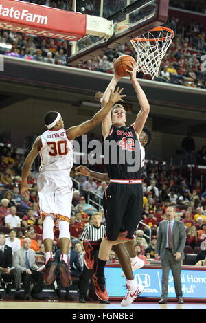 Los Angeles, CA, USA. Feb 21, 2016. Utah Utes avant Jakob Poeltl (42) Le tir de la balle sur la garde de l'USC Trojans Élie Stewart (30) dans un jeu entre l'USC Trojans vs UTAH Utes au Galen Center de Los Angeles, CA. Jordon Kelly/CSM/Alamy Live News Banque D'Images