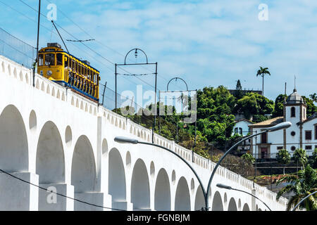 Les lecteurs de train le long des arches blanches distinctives de la Lapa arches de l'Aqueduc (Carioca) à Rio de Janeiro, Brésil Banque D'Images