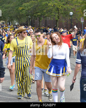 ANN Arbor, MI - Septembre 26 : Université du Michigan football fans entrent dans le stade avant le match BYU le 26 septembre 2015. Banque D'Images