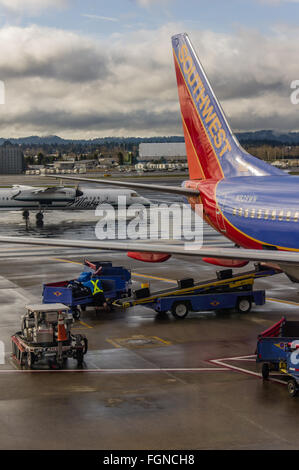 Bagagiste charge assurance à bord d'un vol Southwest Airlines Banque D'Images