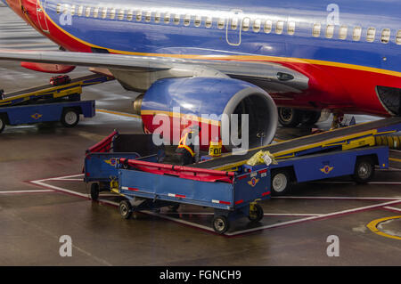 Bagagiste charge assurance à bord d'un vol Southwest Airlines Banque D'Images