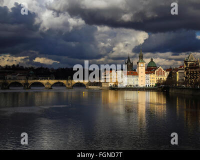 Le pont Charles et la rivière Vltava avec ciel dramatique (Prague, République Tchèque) Banque D'Images