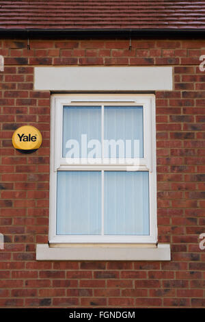 Alarme de Yale et fenêtre sur une nouvelle maison construire. Bicester, Oxfordshire, Angleterre Banque D'Images