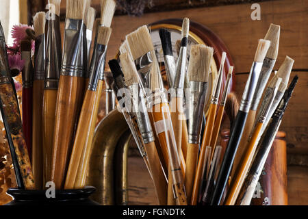 Beaucoup de pinceaux dans l'atelier de l'artiste Banque D'Images