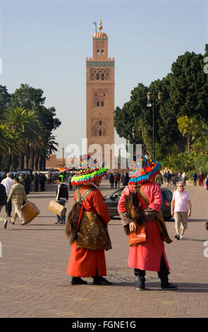 Marrakech, Maroc - le 21 janvier : des vendeurs d'eau traditionnelles promenades à travers les rues de Marrakech le 21 janvier 2010 à Marrake Banque D'Images