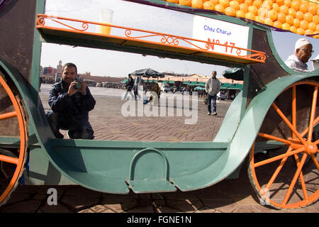 Marrakech, Maroc - le 21 janvier : client non identifié à côté d'un vendeur de jus d'orange à la place Jema El Fna à Marrakech le Ja Banque D'Images