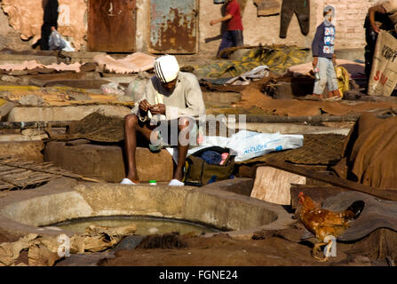 Marrakech, Maroc - jan 21 : des personnes non identifiées, l'exécution du travail dans une tannerie souk le 21 janvier 2010 au sein de la pêche artisanale marocaine Banque D'Images