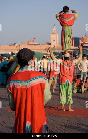 Marrakech, Maroc - jan 21 : acrobates montrant leurs compétences pour un petit pourboire à la célèbre place Djema El Fna, le 21 janvier 201 Banque D'Images