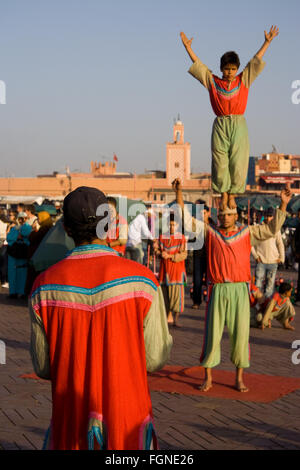 Marrakech, Maroc - jan 21 : acrobates montrant leurs compétences pour un petit pourboire à la célèbre place Djema El Fna, le 21 janvier 201 Banque D'Images