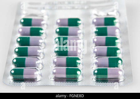 Plusieurs pilules emballées dans un blister Banque D'Images