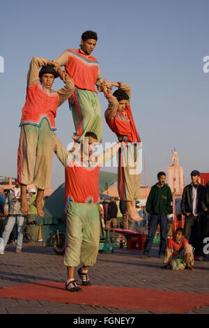 Marrakech, Maroc - jan 21 : acrobates montrant leurs compétences pour un petit pourboire à la célèbre place Djema El Fna, le 21 janvier 201 Banque D'Images