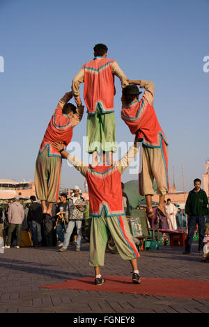 Marrakech, Maroc - jan 21 : acrobates montrant leurs compétences pour un petit pourboire à la célèbre place Djema El Fna, le 21 janvier 201 Banque D'Images