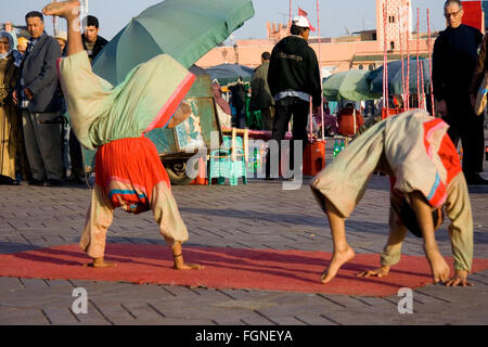 Marrakech, Maroc - jan 21 : acrobates montrant leurs compétences pour un petit pourboire à la célèbre place Djema El Fna, le 21 janvier 201 Banque D'Images