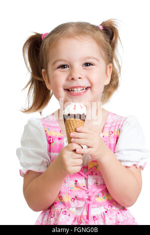 Enfant joyeuse fille mange la crème glacée en studio isolated Banque D'Images