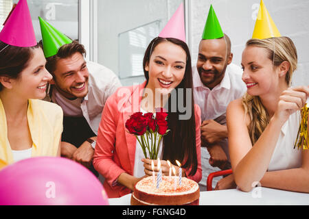 L'équipe d'affaires occasionnels fêter un anniversaire Banque D'Images