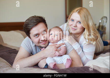 Heureux les jeunes parents famille attrayant avec bébé nouveau-né Banque D'Images