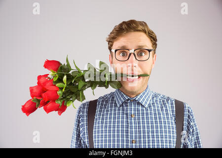 Hipster geek mordant un bouquet de roses Banque D'Images