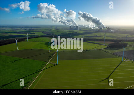 Neurath lignite et de centrale électrique Niederaußem, RWE Power, un nuage de vapeur, plume, l'émission, en face des éoliennes Banque D'Images