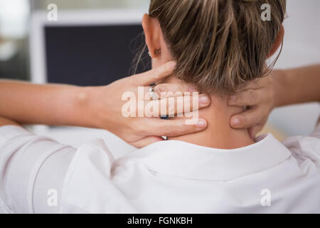 Mid section of businesswoman souffrant de douleur au cou Banque D'Images