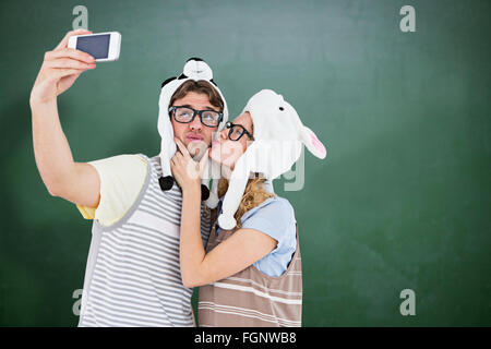 Image composite du couple hipster geek smartphone avec selfies Banque D'Images