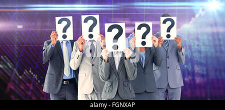 Image composite de vos collègues de cacher leur visage avec signe d'interrogation Banque D'Images