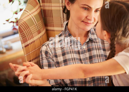 Mère et fille tenant les mains face à face Banque D'Images