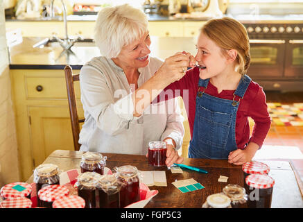 Grand-mère et petite-fille de cuisine confiture conserves Banque D'Images