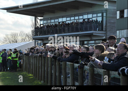 Les courses de Fakenham 19.02.16 Tribune et foule à regarder les courses de chevaux. Banque D'Images