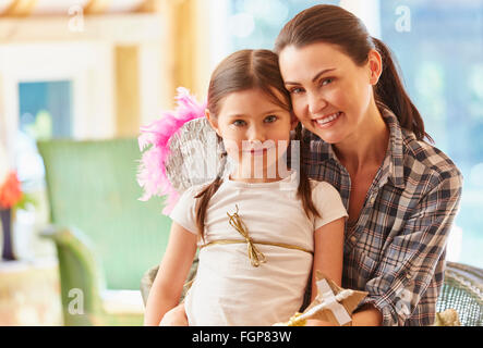 Smiling Portrait mère et fille avec des ailes Banque D'Images