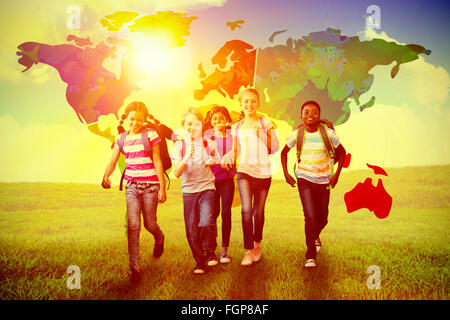 Image composite de l'école enfants qui courent dans le couloir de l'école Banque D'Images