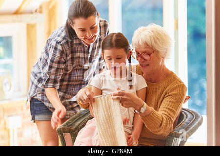 Grand-mère tricot petite-fille d'enseignement Banque D'Images