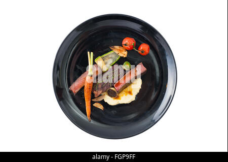 Dry-aged steak de boeuf avec filet de pommes de terre et de légumes, un style moderne, l'alimentation isolé sur fond blanc avec clipping path Banque D'Images
