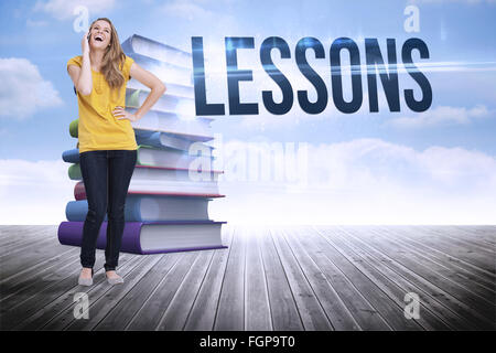 Leçons contre pile de livres contre le ciel Banque D'Images