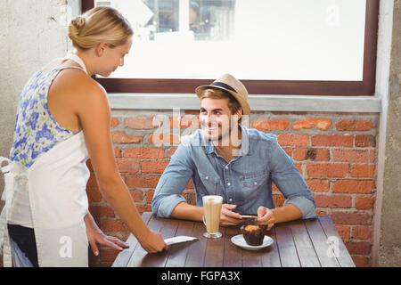 Beau sourire hipster serveuse blonde Banque D'Images