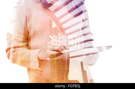 Double exposition business woman using tablet similaire à l'ipad en ville avec isolés à l'intérieur du chemin de données image Banque D'Images