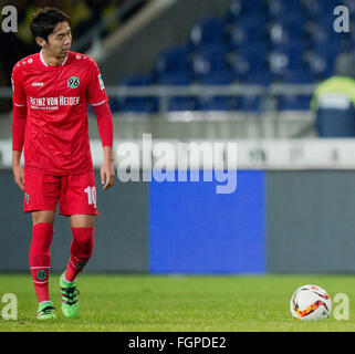 Hanovre, Allemagne. Feb 21, 2016. Hiroshi Kiyotake du Hanovre réagit au cours de la Bundesliga match de foot entre Hanovre et 96 FC Augsburg à IDH-Arena de Hanovre, Allemagne, 21 février 2016. PHOTO : JULIAN STRATENSCHULTE/dpa/Alamy Live News Banque D'Images