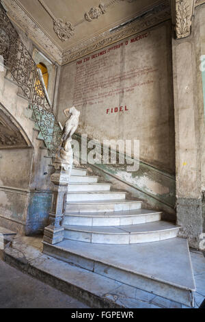 Escalier de marbre orné avec statue et mots sur mur avec Fidel dans un immeuble à La Havane, Cuba, Antilles, Caraïbes, Amérique Centrale Banque D'Images