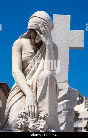 Sculpture statue sur la tombe du cimetière Colon, La Havane, Cuba, Antilles, Caraïbes, Amérique Centrale Banque D'Images