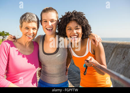 Smiling sporty women taking autoportraits avec selfiestick Banque D'Images