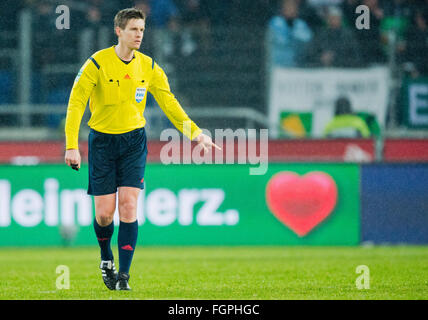 Hanovre, Allemagne. Feb 21, 2016. Arbitre Daniel Siebert en action au cours de la Bundesliga match de foot entre Hanovre et 96 FC Augsburg à IDH-Arena de Hanovre, Allemagne, 21 février 2016. PHOTO : JULIAN STRATENSCHULTE/dpa/Alamy Live News Banque D'Images