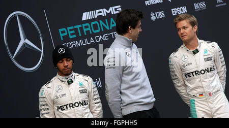 Barcelone, Espagne. Feb 22, 2016. Pilote de Formule 1 Allemand Nico Rosberg (R) et de la Formule 1 Lewis Hamilton (L) de l'équipe Mercedes AMG Petronas et autrichien Mercedes motor sport patron Torger Christian Toto Wolff (C) sont vus pendant le lancement de la nouvelle voiture W07 pour la prochaine saison de Formule 1 au circuit de Barcelone, Plaça de Catalunya à Barcelone, Espagne, 22 février 2016. Photo : Jens Buettner/dpa/Alamy Live News Banque D'Images