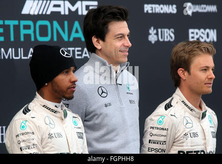 Barcelone, Espagne. Feb 22, 2016. Pilote de Formule 1 Allemand Nico Rosberg (R) et de la Formule 1 Lewis Hamilton (L) de l'équipe Mercedes AMG Petronas et autrichien Mercedes motor sport patron Torger Christian Toto Wolff (C) sont vus pendant le lancement de la nouvelle voiture W07 pour la prochaine saison de Formule 1 au circuit de Barcelone, Plaça de Catalunya à Barcelone, Espagne, 22 février 2016. Photo : Jens Buettner/dpa/Alamy Live News Banque D'Images