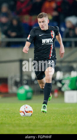 Hanovre, Allemagne. Feb 21, 2016. L'Augsbourg Alfreo Finnbogason en action au cours de la Bundesliga match de foot entre Hanovre et 96 FC Augsburg à IDH-Arena de Hanovre, Allemagne, 21 février 2016. PHOTO : JULIAN STRATENSCHULTE/dpa/Alamy Live News Banque D'Images