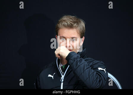 Barcelone, Espagne. Feb 22, 2016. L'allemand pilote de Formule 1 Nico Rosberg Mercedes AMG Petronas des gestes de l'équipe lors du lancement de la nouvelle voiture W07 pour la prochaine saison de Formule 1 au circuit de Barcelone, Plaça de Catalunya à Barcelone, Espagne, 22 février 2016. Photo : Jens Buettner/dpa/Alamy Live News Banque D'Images