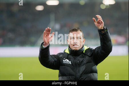 Hanovre, Allemagne. Feb 21, 2016. L'entraîneur-chef d'Augsbourg Markus Weinzierl réagit au cours de la Bundesliga match de foot entre Hanovre et 96 FC Augsburg à IDH-Arena de Hanovre, Allemagne, 21 février 2016. PHOTO : JULIAN STRATENSCHULTE/dpa/Alamy Live News Banque D'Images