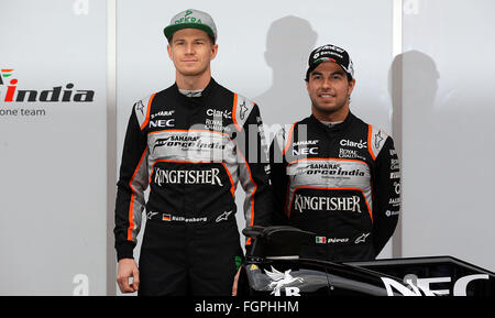 Barcelone, Espagne. Feb 22, 2016. Pilote automobile mexicain Sergio Perez (R) de la Force de l'Inde et de l'Allemand pilote de Formule 1 Nico Huelkenberg de Force India posent lors du lancement de la nouvelle voiture VJM09 pour la prochaine saison de Formule 1 au circuit de Barcelone, Plaça de Catalunya à Barcelone, Espagne, 22 février 2016. Photo : Jens Buettner/dpa/Alamy Live News Banque D'Images