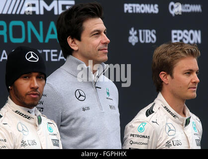 Barcelone, Espagne. Feb 22, 2016. Pilote de Formule 1 Allemand Nico Rosberg (R) et de la Formule 1 Lewis Hamilton (L) de l'équipe Mercedes AMG Petronas et autrichien Mercedes motor sport patron Torger Christian Toto Wolff (C) sont vus pendant le lancement de la nouvelle voiture W07 pour la prochaine saison de Formule 1 au circuit de Barcelone, Plaça de Catalunya à Barcelone, Espagne, 22 février 2016. Photo : Jens Buettner/dpa/Alamy Live News Banque D'Images