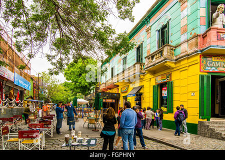 Argentine Buenos Aires La Boca rues colorées et les bâtiments avec les touristes en coin avec magasins et restaurants avec des pri Banque D'Images