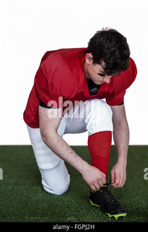 American football player attacher ses lacets Banque D'Images
